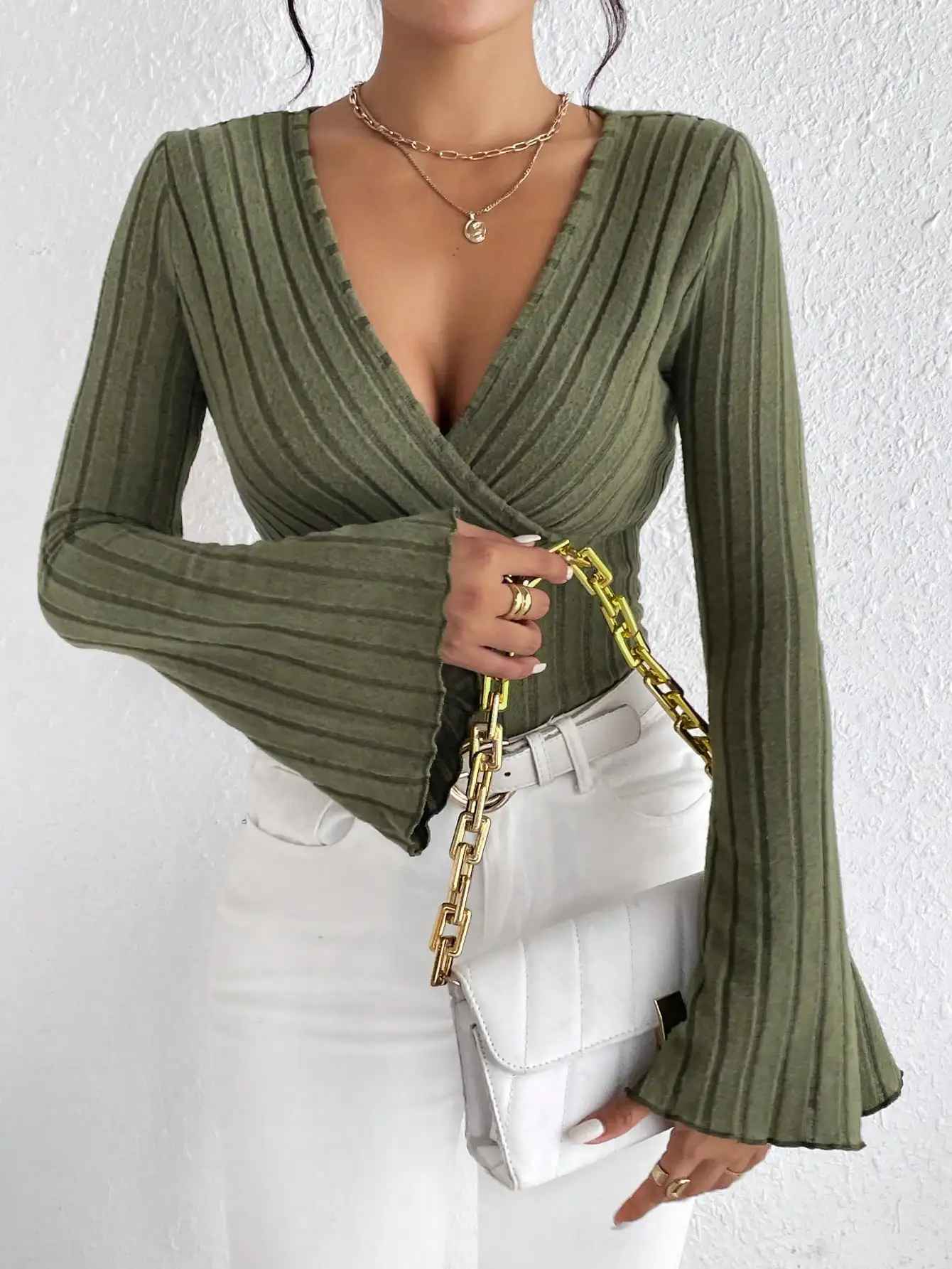 Lina™ – Slim Fit Strickshirt mit V-Ausschnitt & Stilgefühl